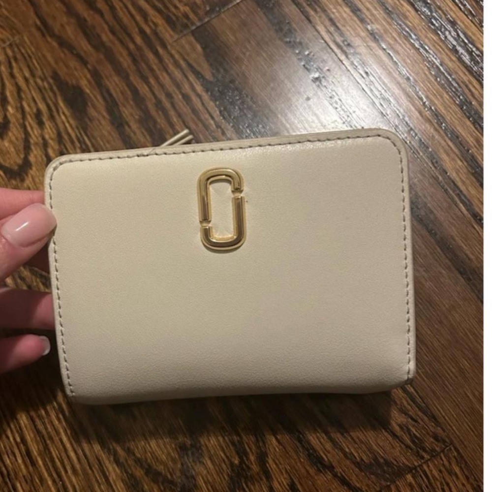Marc Jacobs Cream Leather Wallet with Zipper Closure